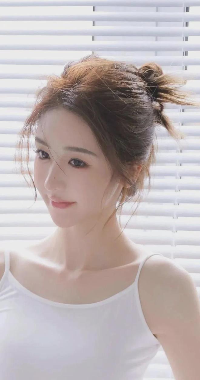 情趣内衣模特真丝轻薄女睡衣套装