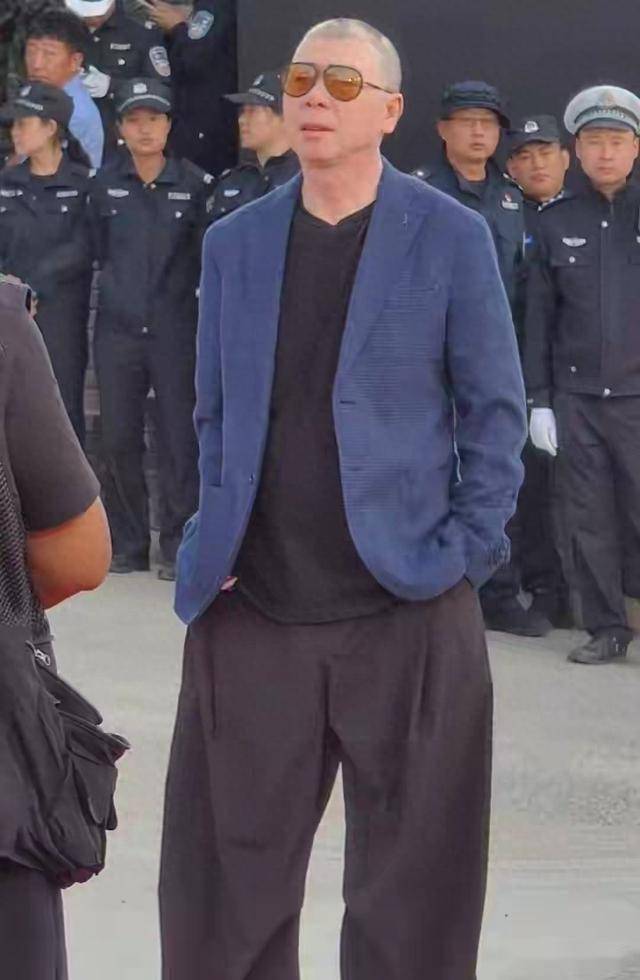 67岁冯小刚惊艳亮相！寸头墨镜+大码裤潮到让人忘了他的年龄